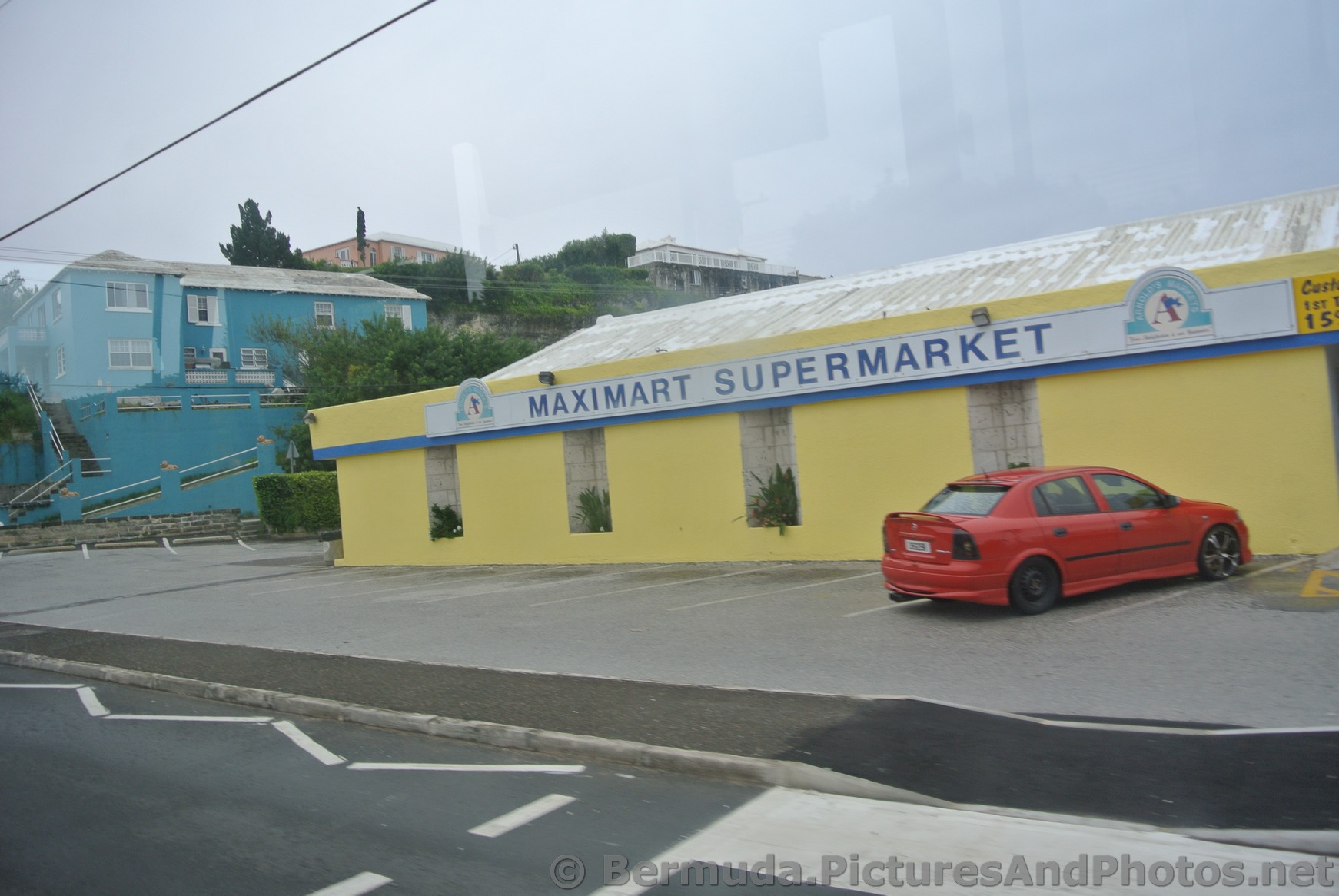 Maximart Supermarket Bermuda on Middle Rd.jpg