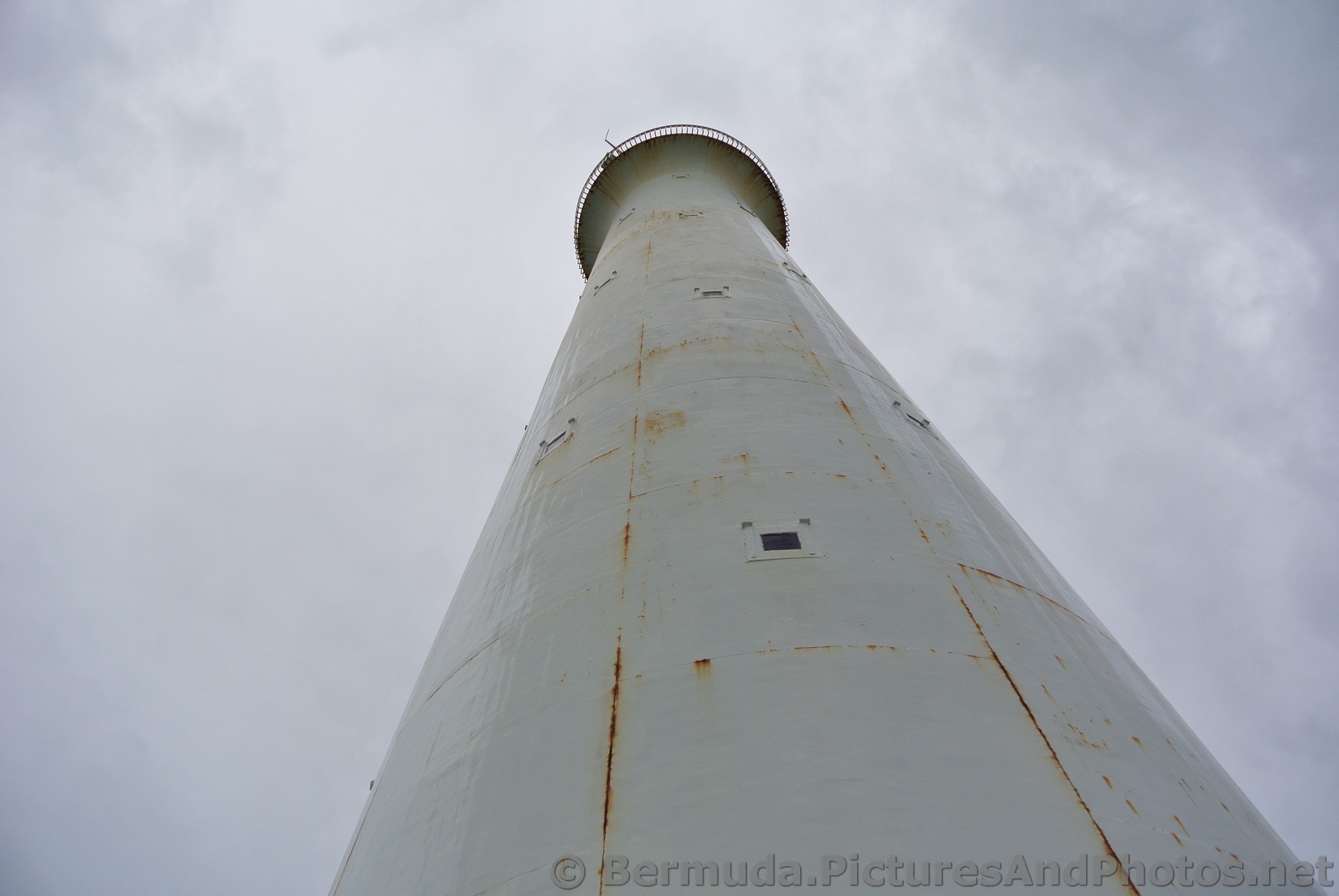 Looking up at Gibbs Hill Lighthouse.jpg