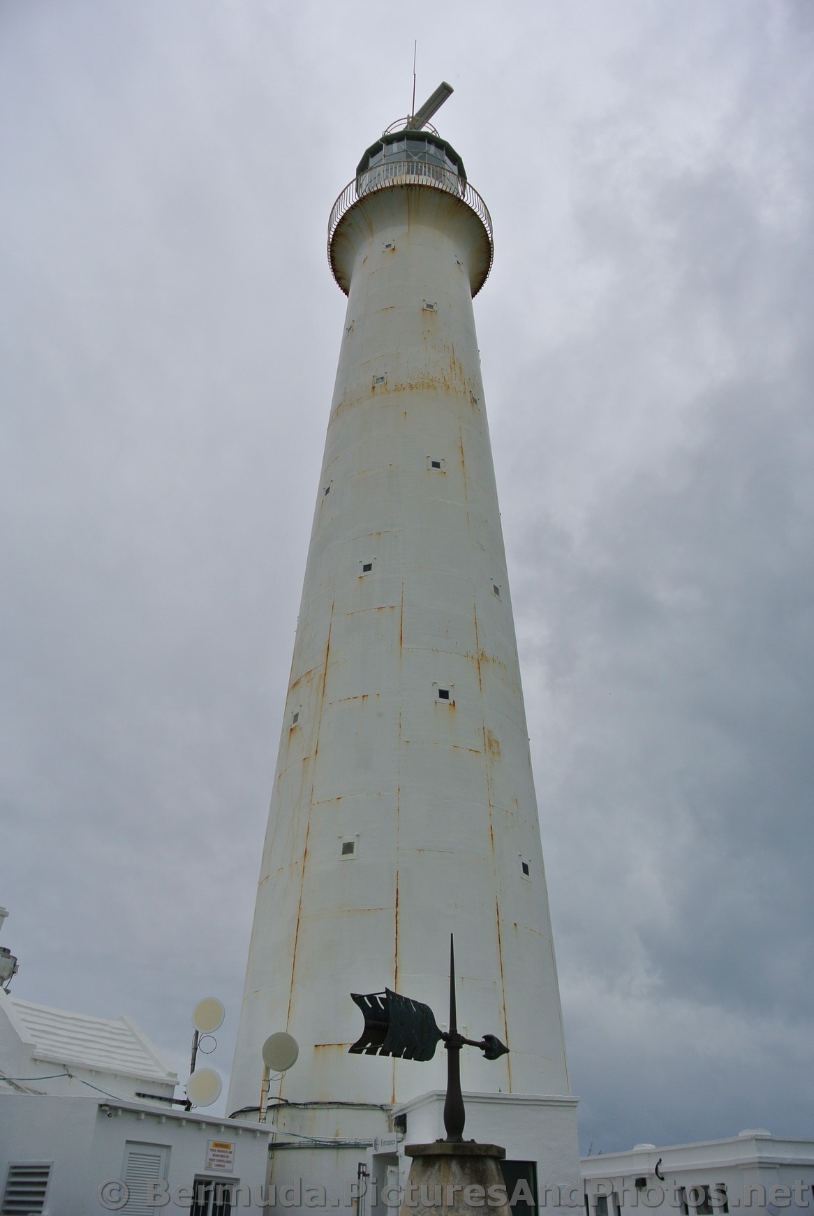 Gibbs Hill Lighthouse on a cloudy day.jpg