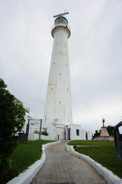 Gibbs Hill Lighthouse with Antenna on top.jpg