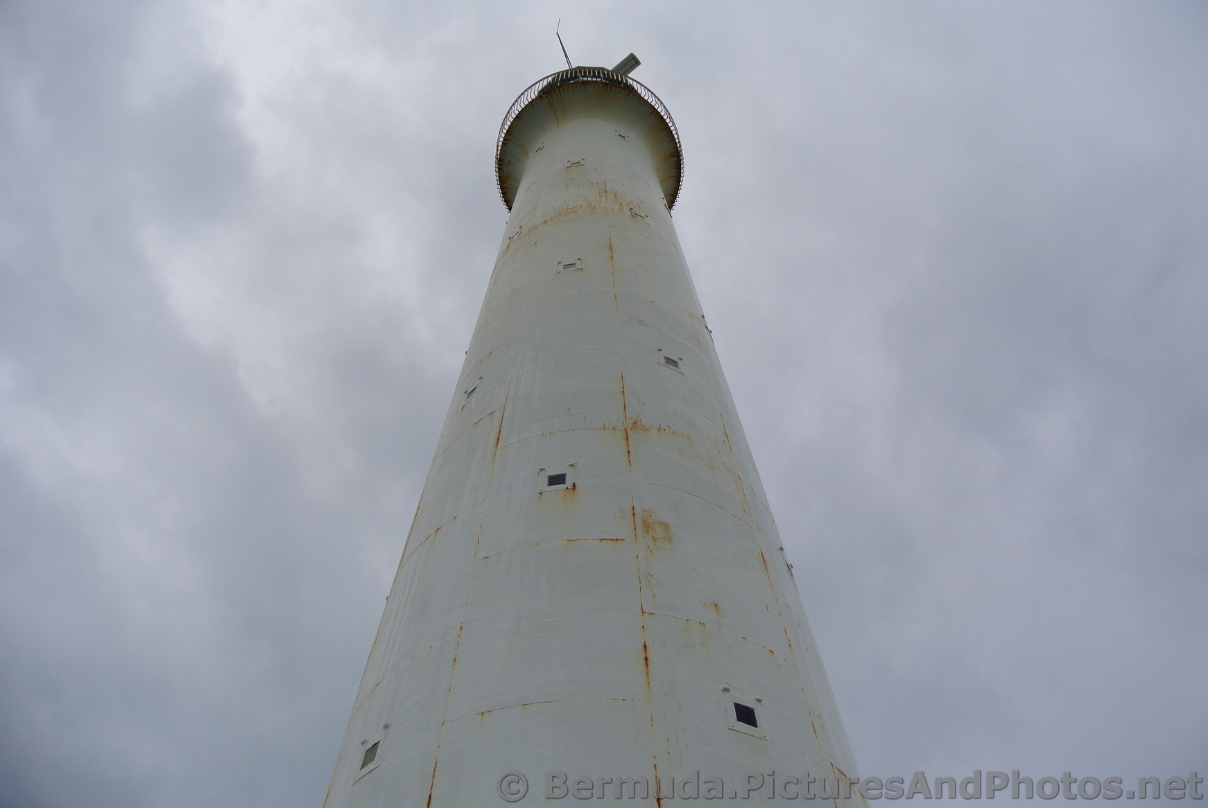 Rust stains on Gibbs Hill Lighthouse.jpg