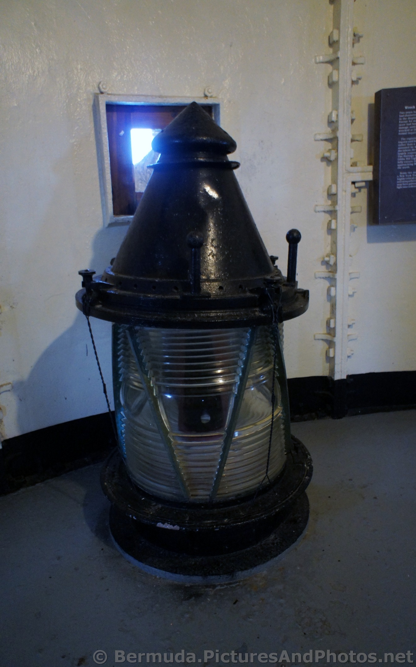 Close up of the Gibbs Hill Lighthouse Lighting Apparatus.jpg