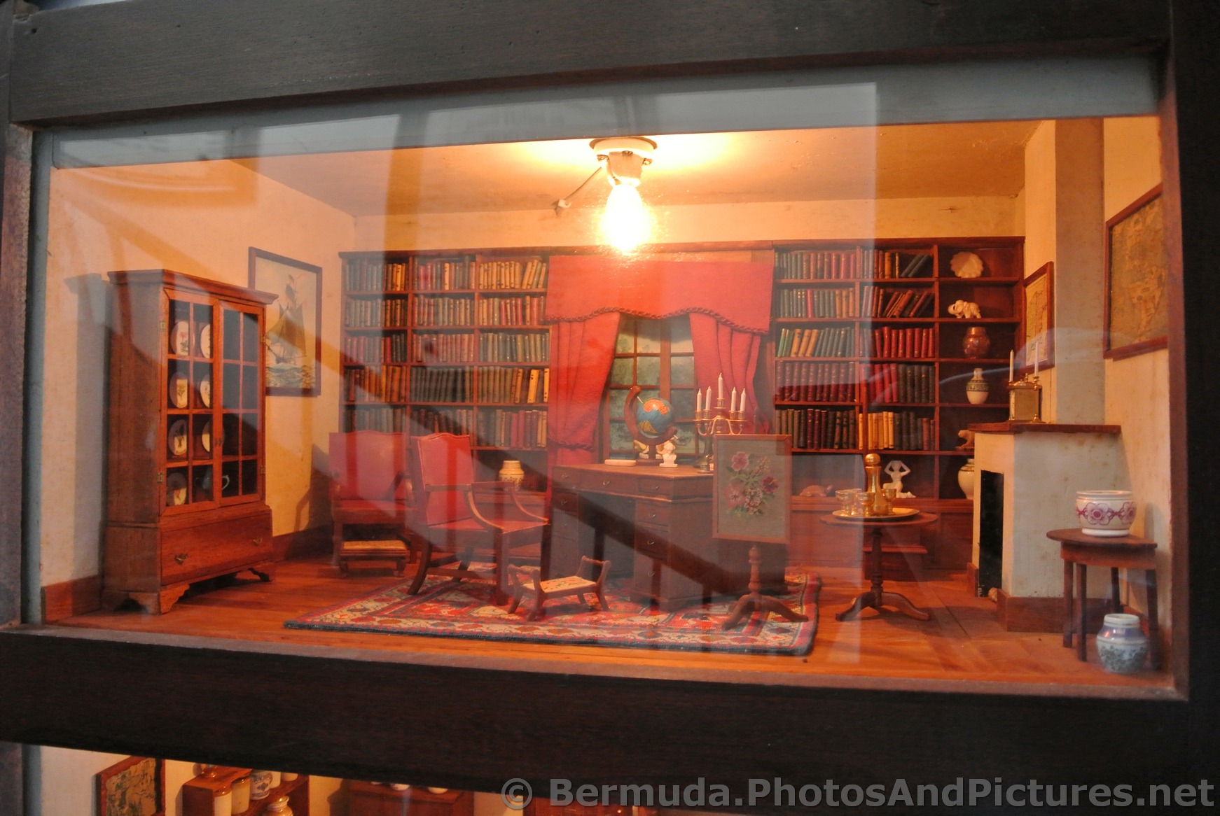 Replica mini library at Commissioner's House Bermuda Maritime Museum.jpg