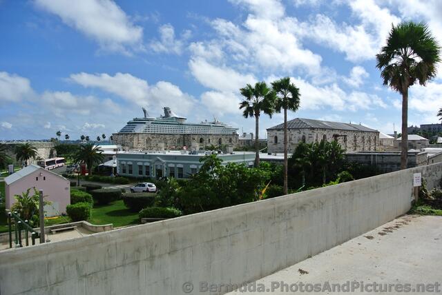 View of cruise ship from Bermuda Maritime Museum NW Rampart.jpg