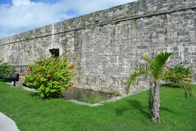 Moat & red flowers outside entrance to Bermuda Maritime Museum.jpg